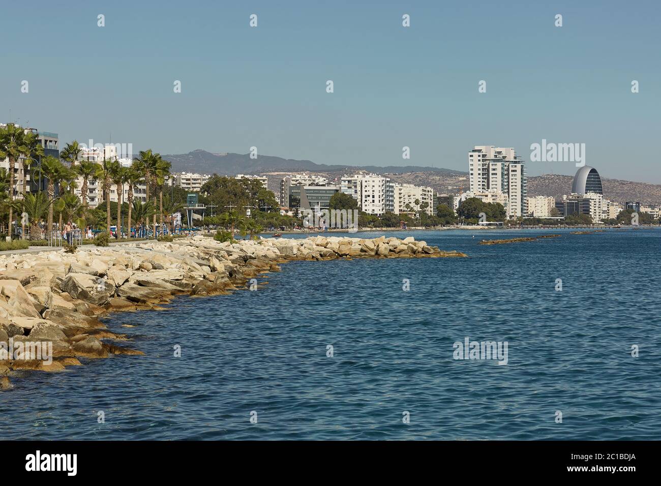 Blick auf Limassol in Zypern und seinen Strand im Sommer Stockfoto