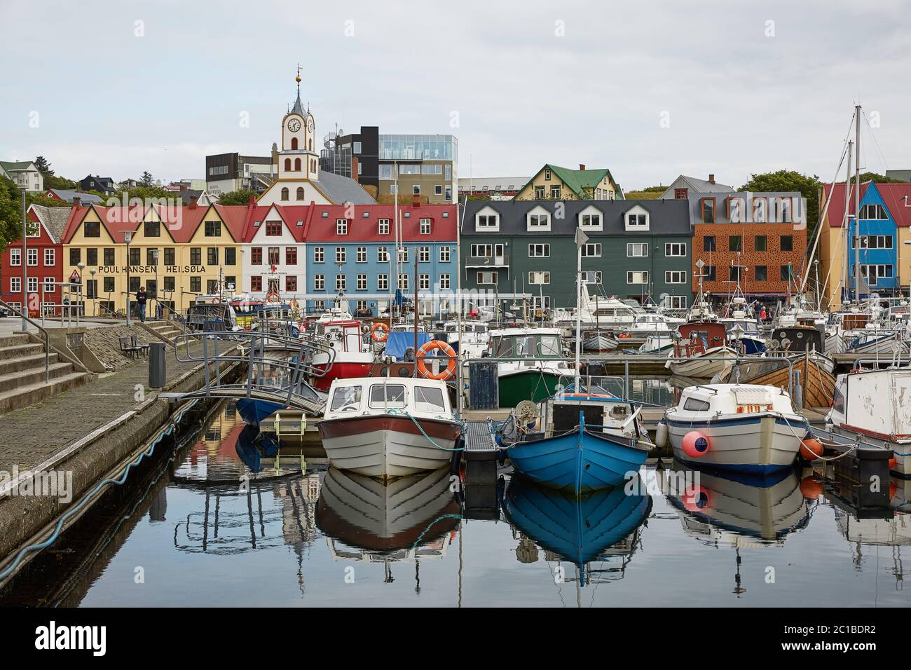 Torshavn, Hauptstadt der Färöer Inseln mit seiner Innenstadt und Hafen in der Bucht Stockfoto