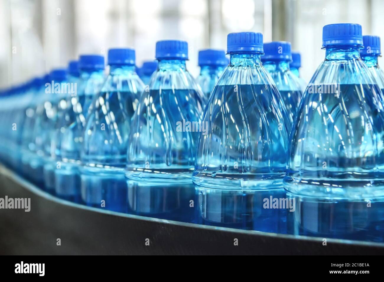 Nahaufnahme auf Flaschen Mineralwasser in Roh- und Linien Stockfoto