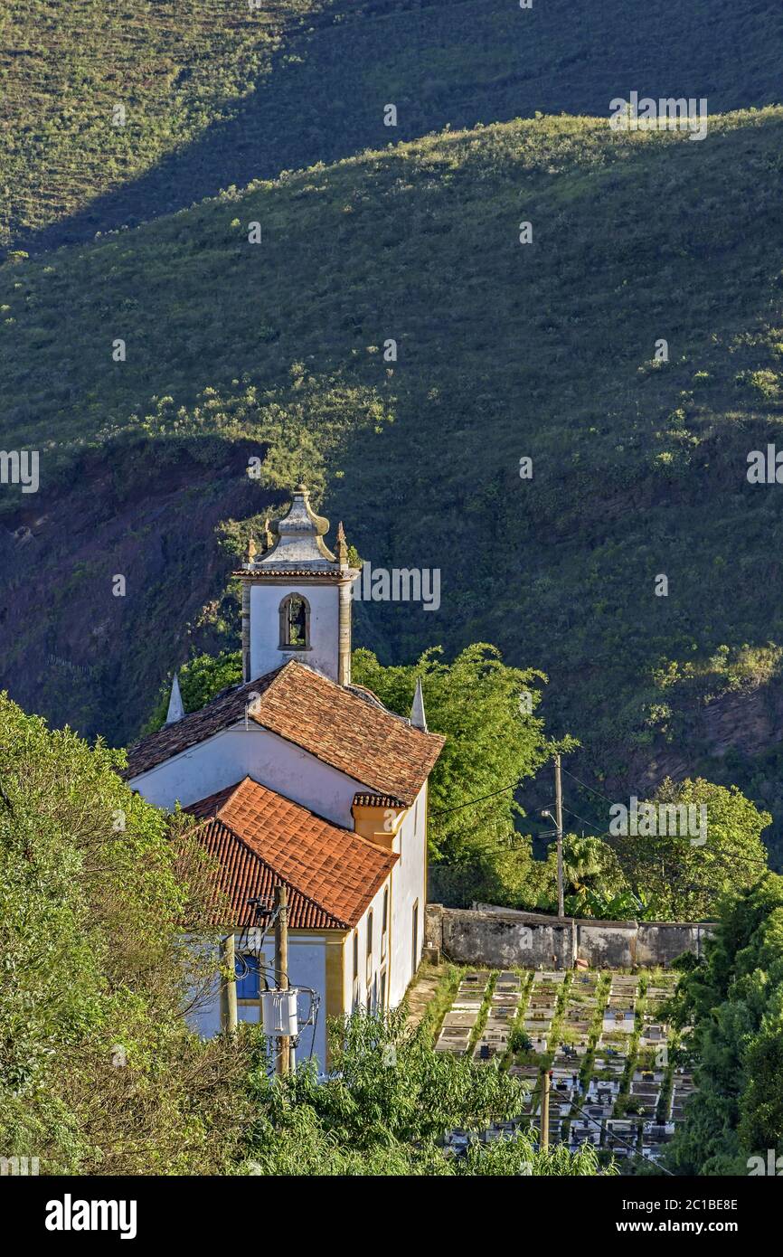 Blick auf die alte Kirche in der Stadt Ouro Preto mit einem Friedhof daneben Stockfoto
