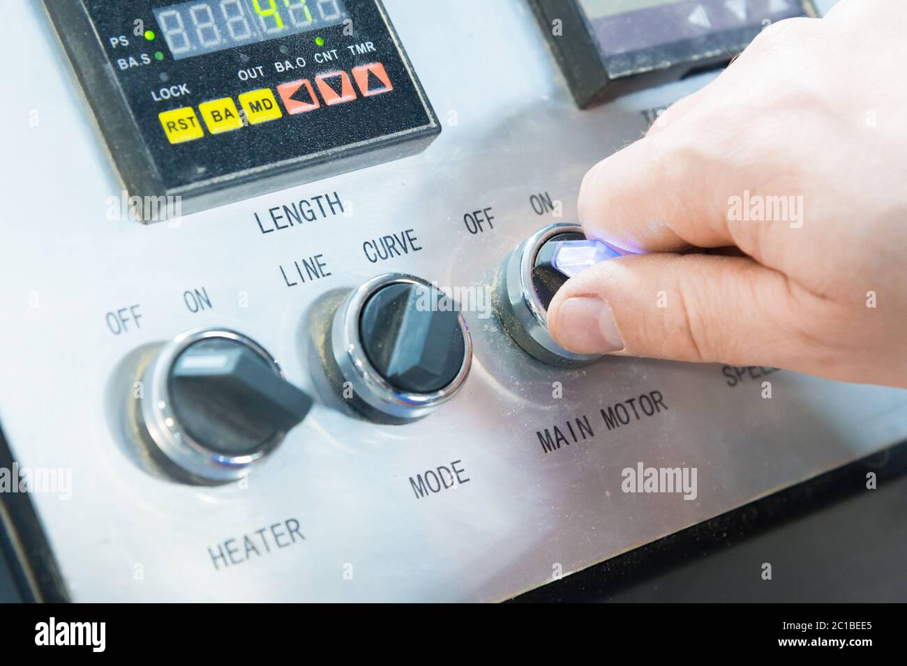 Eine Nahaufnahme der nicht gepflegten Hände des echten männlichen Zimmermanns rundet das Finish der Spanplatten-Details der Möbel ab Stockfoto