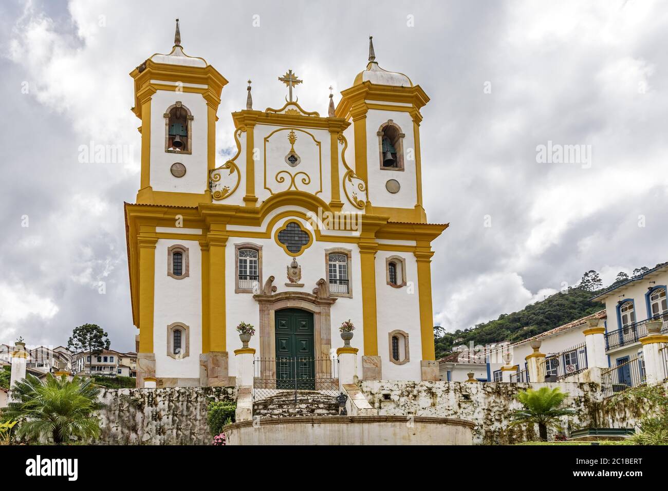 Alte historische Kirche hoch in der Stadt Ouro Preto Stockfoto