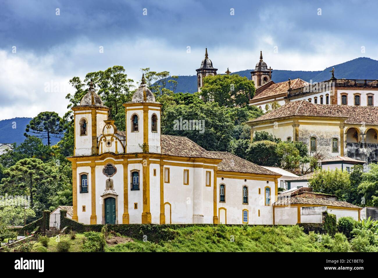 Alte historische Kirche und Häuser in der Stadt Ouro Preto Stockfoto