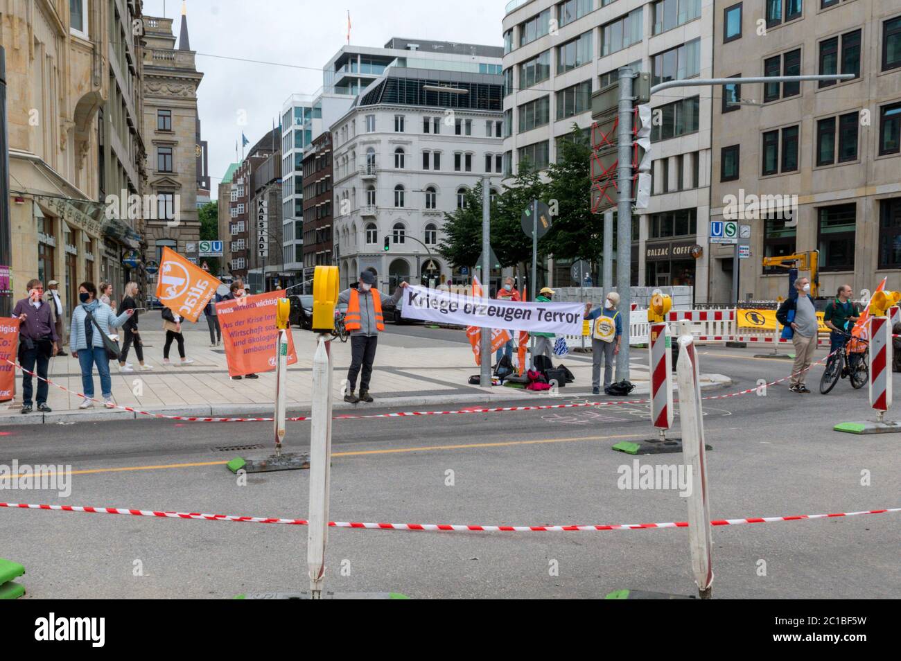 Hamburg, Deutschland. Juni 2020. Demonstration der Allianz "unteilbar" mit einer Menschenkette versus Rassismus vom Rathaus zum Hauptbahnhof. Hamburg, 14. Juni 2020 Quelle: dpa/Alamy Live News Stockfoto Hamburg, Deutschland. Juni 2020. Demonstration der Allianz "unteilbar" mit einer Menschenkette versus Rassismus vom Rathaus zum Hauptbahnhof. Hamburg, 14. Juni 2020 Quelle: dpa/Alamy Live News Stockfoto