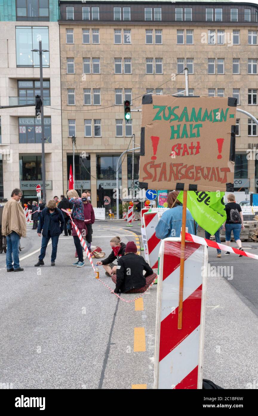Hamburg, Deutschland. Juni 2020. Demonstration der Allianz "unteilbar" mit einer Menschenkette versus Rassismus vom Rathaus zum Hauptbahnhof. Hamburg, 14. Juni 2020 Quelle: dpa/Alamy Live News Stockfoto Hamburg, Deutschland. Juni 2020. Demonstration der Allianz "unteilbar" mit einer Menschenkette versus Rassismus vom Rathaus zum Hauptbahnhof. Hamburg, 14. Juni 2020 Quelle: dpa/Alamy Live News Stockfoto