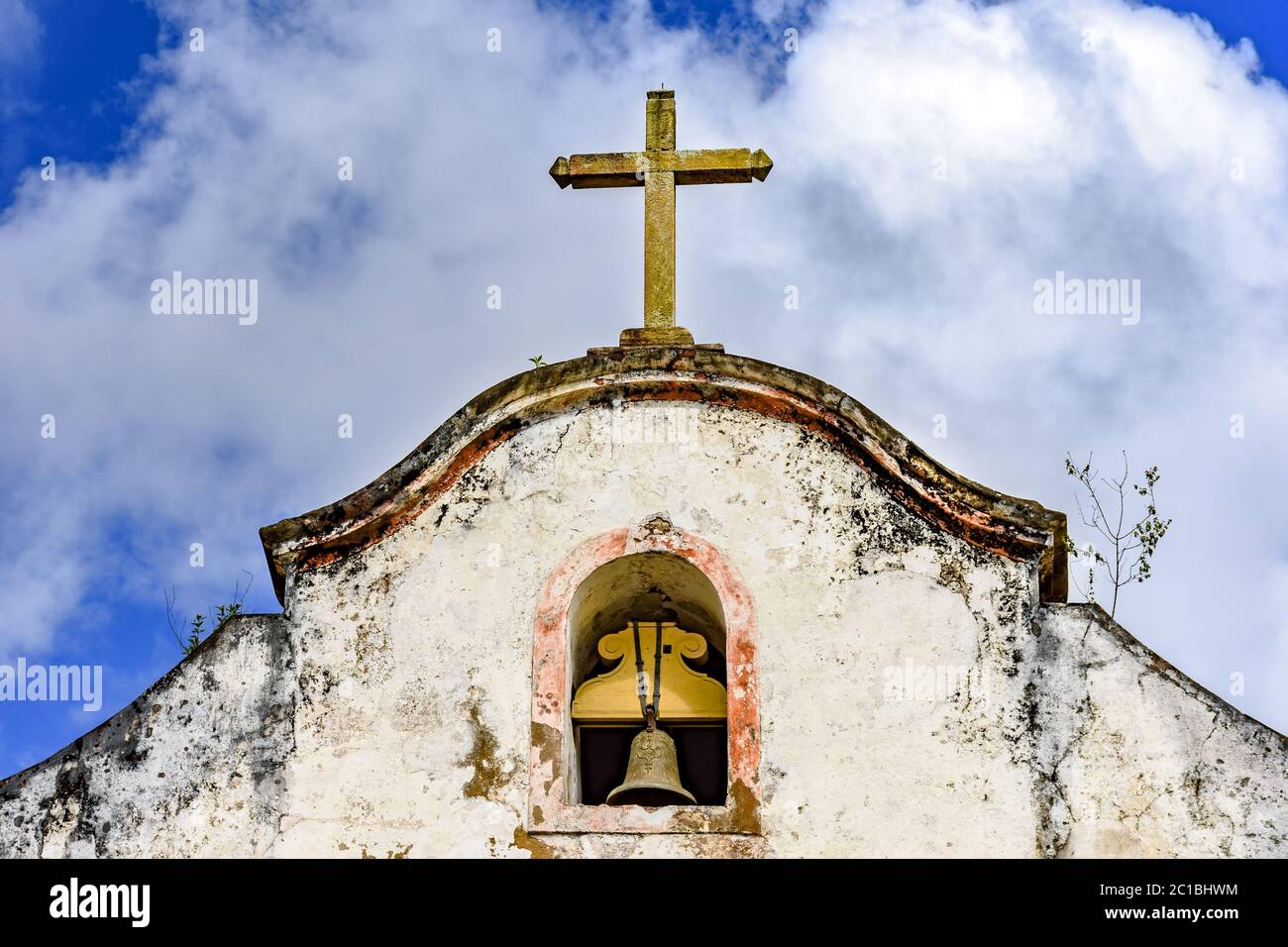Glocke und Kruzifix auf der alten Kapelle Stockfoto