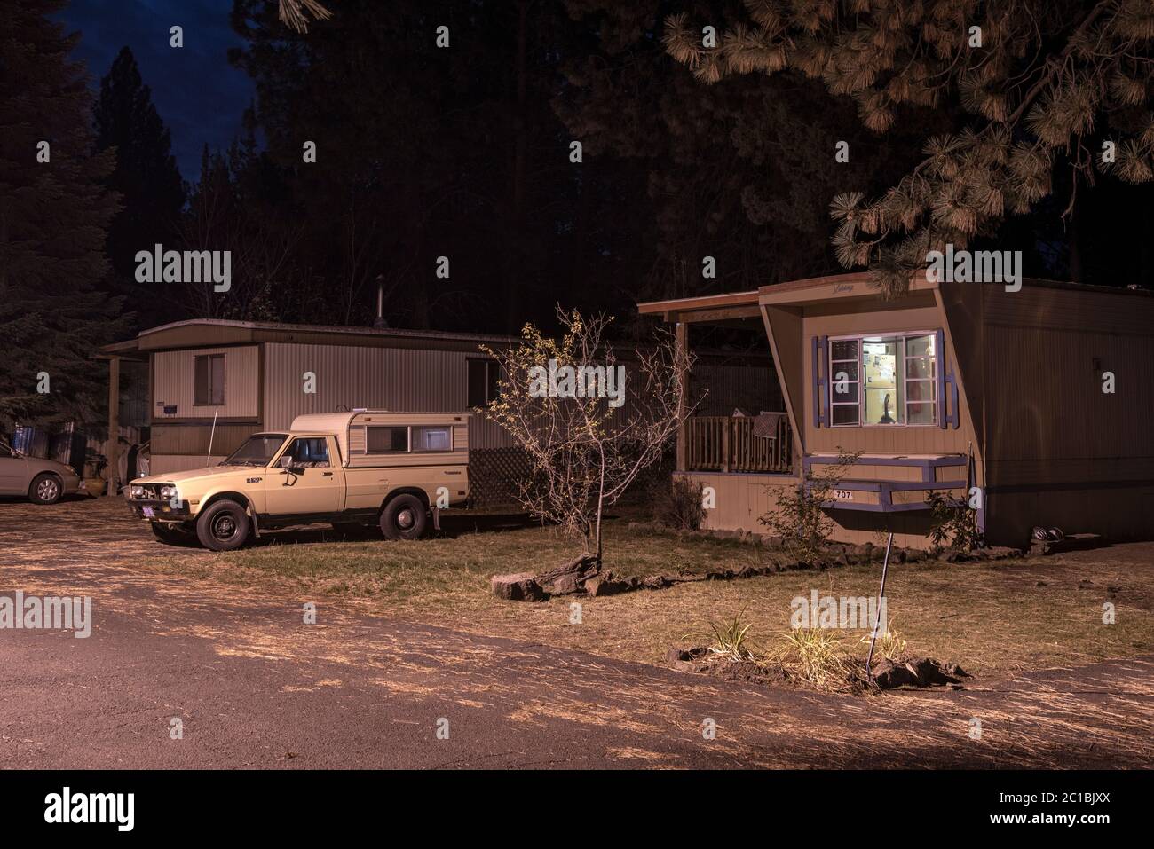 USA, Oregon, Bend, The Pines Mobile Home Park bei Nacht Stockfoto