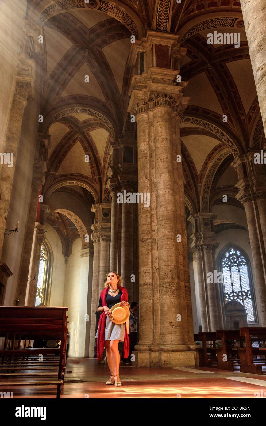 Europa, Europa, Italien, Italienisch, Toskana, Toskana, Pienza, italienische Frau in der Kathedrale HERR Stockfoto