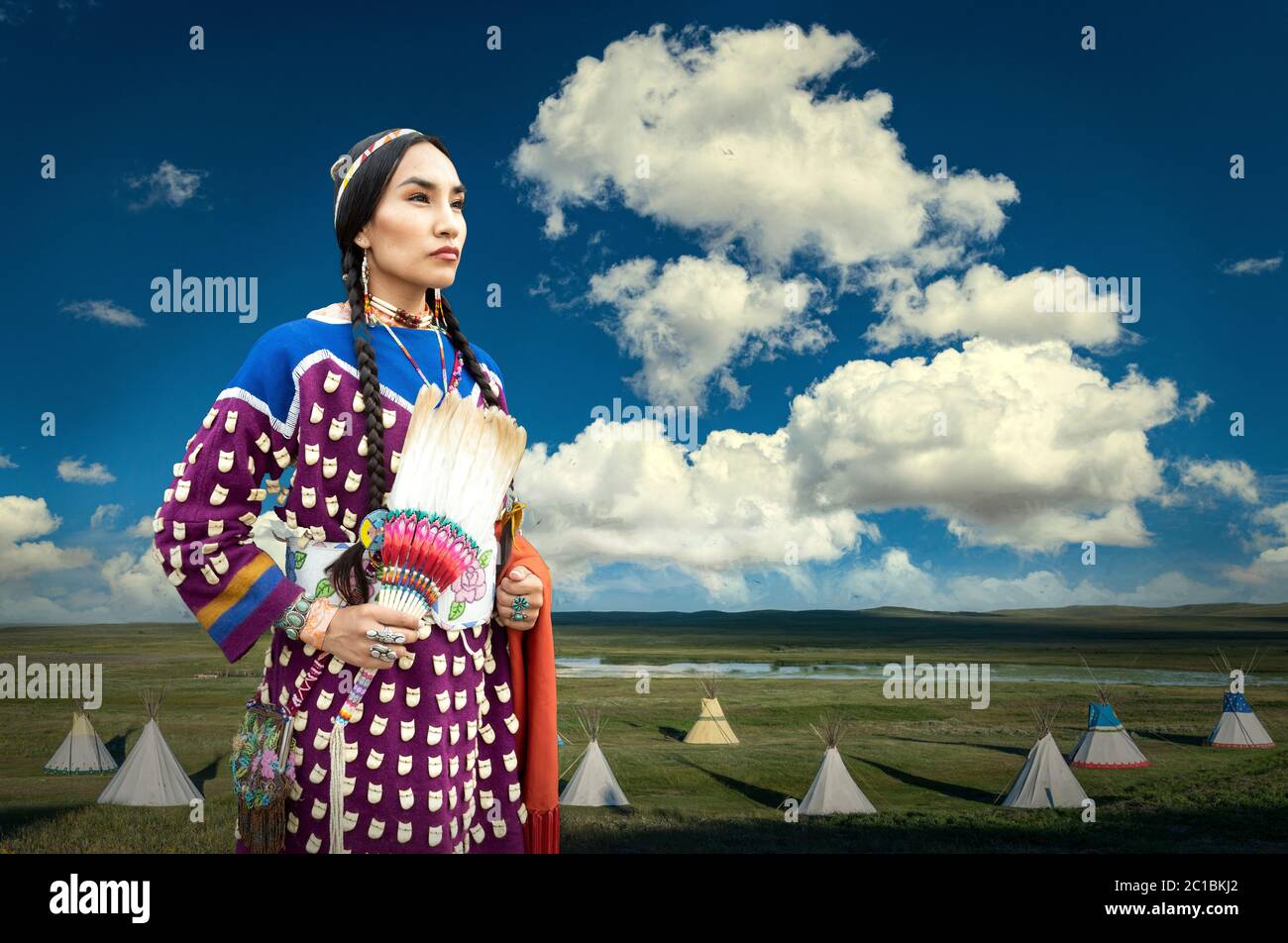 USA, Montana, Crow Woman Lakisha Flores im Blackfeet Tipi Camp in Browning Montana, Camp of Darrel Norman. Stockfoto
