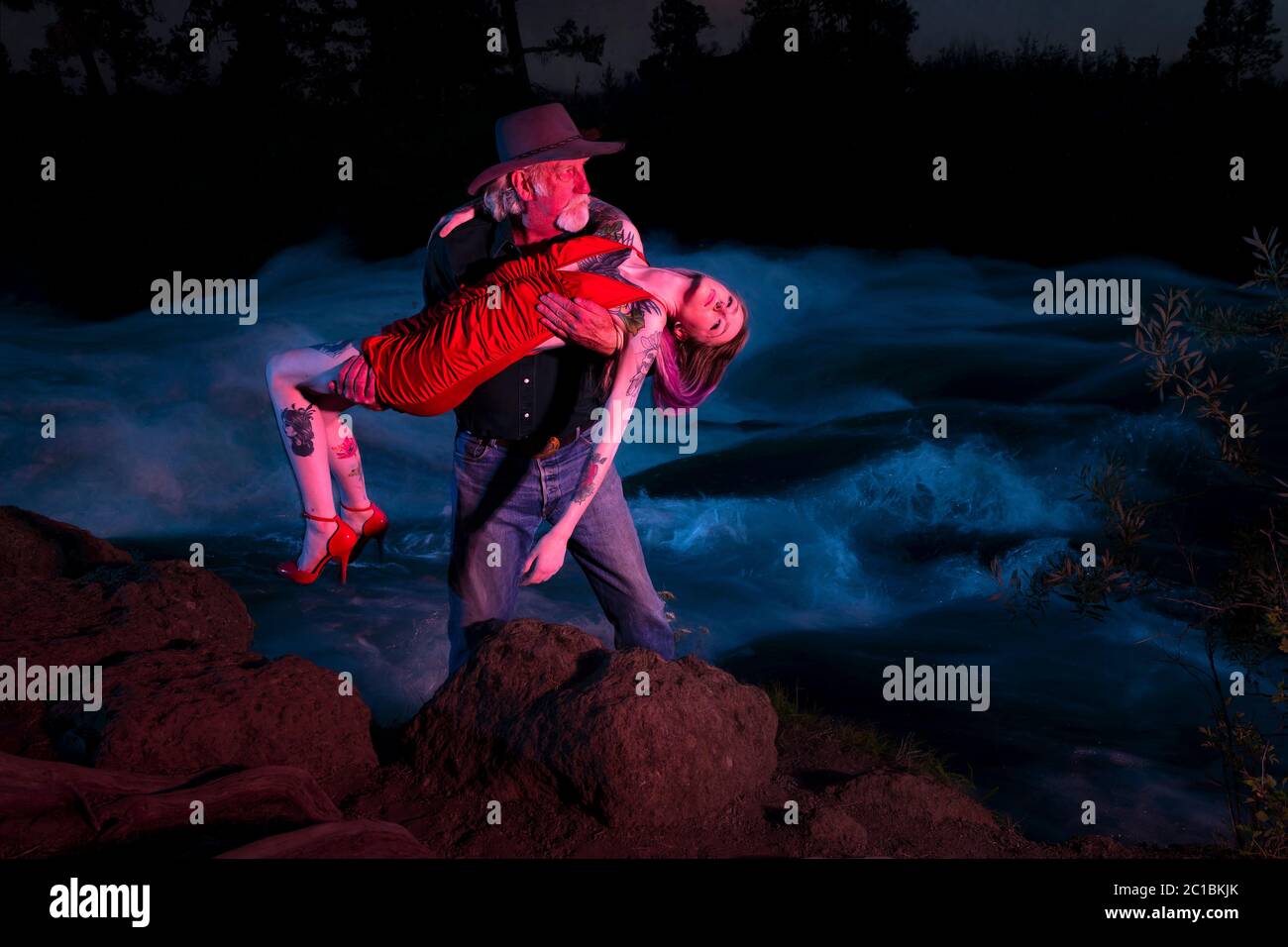 USA, Oregon, Bend, Rick Steber, Schriftsteller, Cowboy, River, Deschutes, männlich, amerikanisch, weiß, Hut, Porträt, American Dreamscapes Red Dress Letzter Tanz Stockfoto