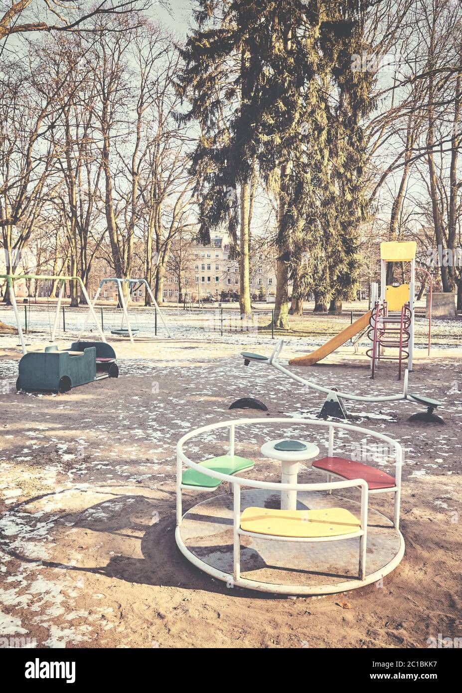 Retro getönte Bild von einem leeren Spielplatz im Winter. Stockfoto