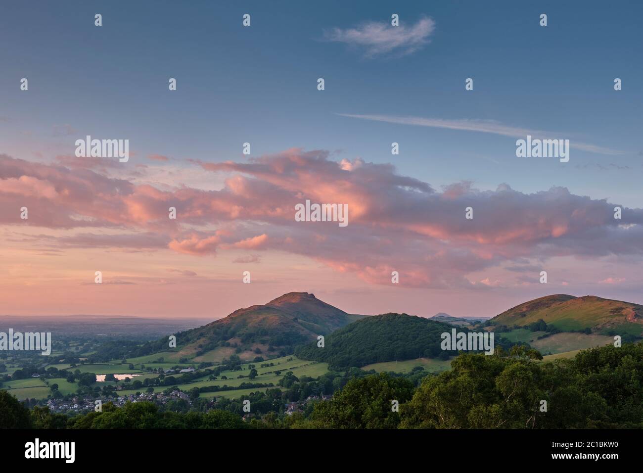 Sonnenuntergang Wolken über Caer Caradoc und Hope Bowdler, gesehen von Ragleth Hill, Church Stretton, Shropshire Stockfoto