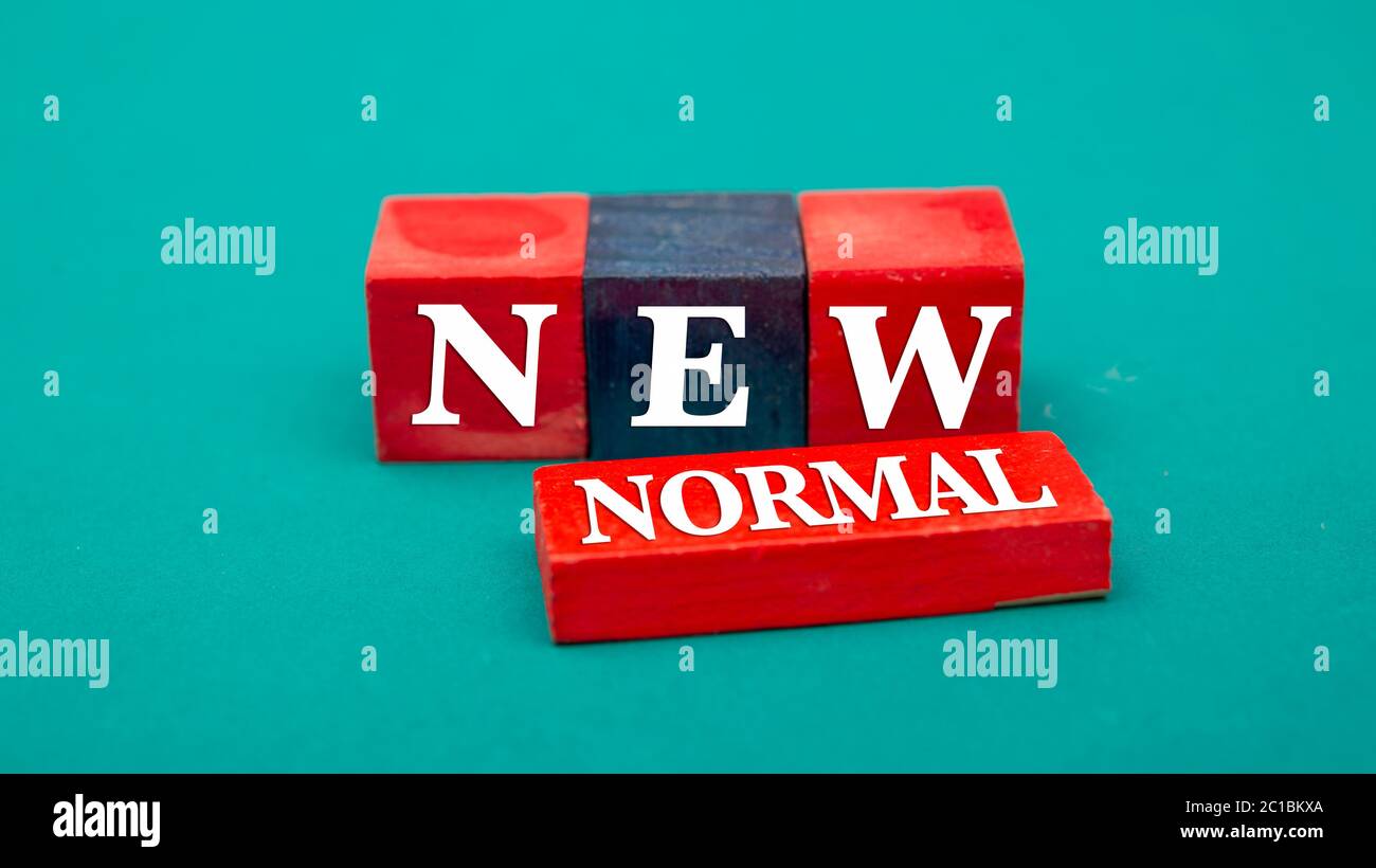 Text der neuen Normalität auf roten Holzblock Würfel mit Copy Space Hintergrund Stockfoto