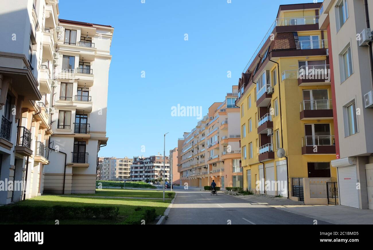 Pomorie, Bulgarien - 22. April 2018: Typisch modernen Wohngegend in Pomorie, Bulgarien. Stockfoto