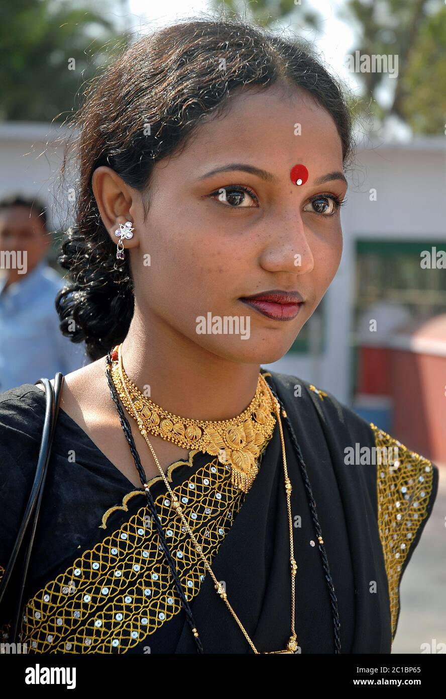 Khan Jahan Ali Grab und Moschee in Bagerhat, Bangladesch. Eine junge Frau im Khan Jahan Ali Grab und Moschee in traditioneller Kleidung. Stockfoto