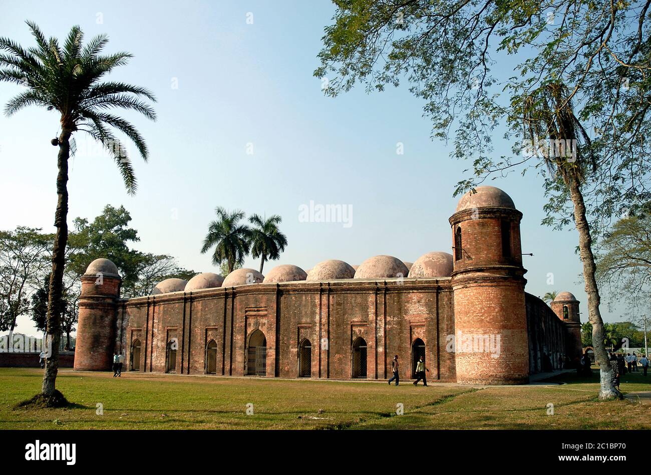 Die Sixty Dome Moschee in Bagerhat, Bangladesch. Die Sixty Dome Moschee ist auch als Shait Gumbad Moschee und Shat Gambuj Moschee bekannt. UNESCO-Weltkulturerbe. Stockfoto