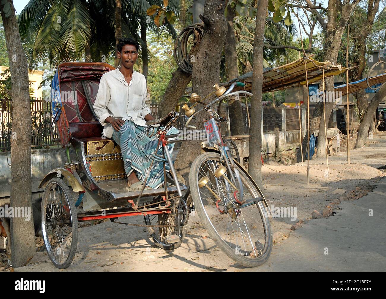 Sixty Dome Moschee in Bagerhat, Bangladesch. Ein Rikscha-Fahrer wartet in der Nähe der Moschee (auch bekannt Shait Gumbad Moschee und Shat Gambuj Moschee). Stockfoto