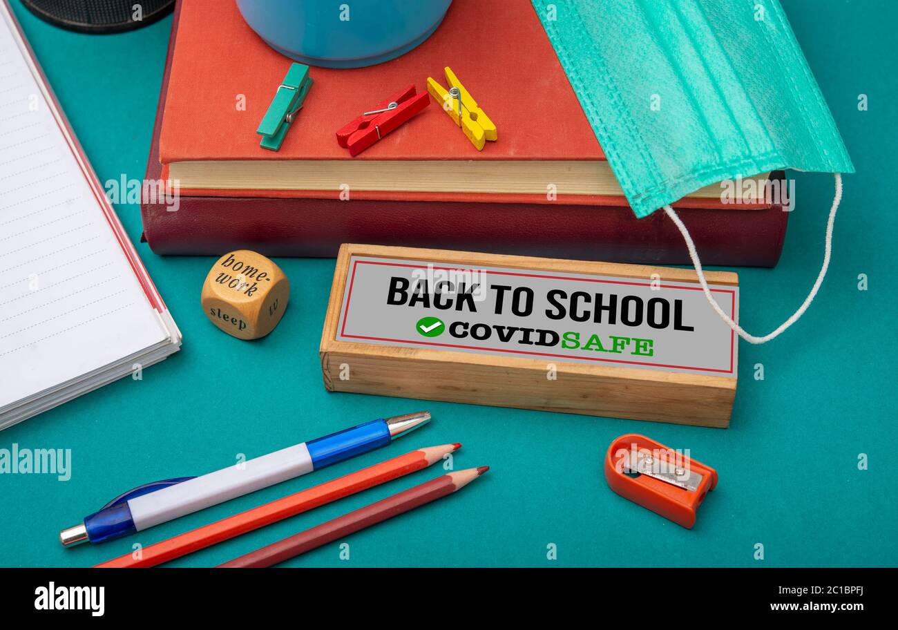 Zurück zur Schule Schild mit covid sicheren Text - Bildungskonzept Stockfoto