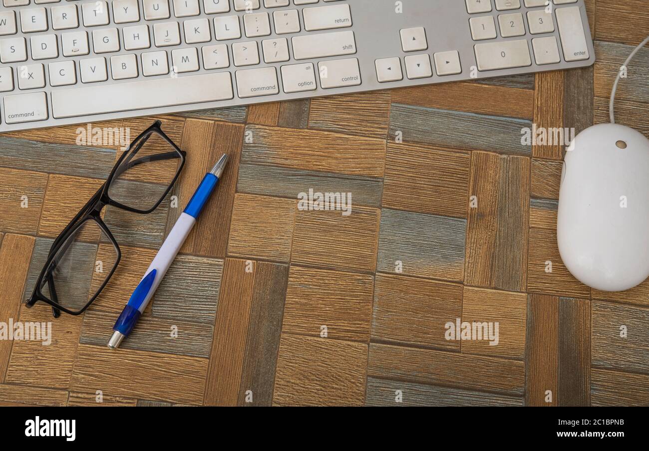 Moderner Arbeitsplatz auf Holztisch mit Computermaus und Tastatur Stockfoto