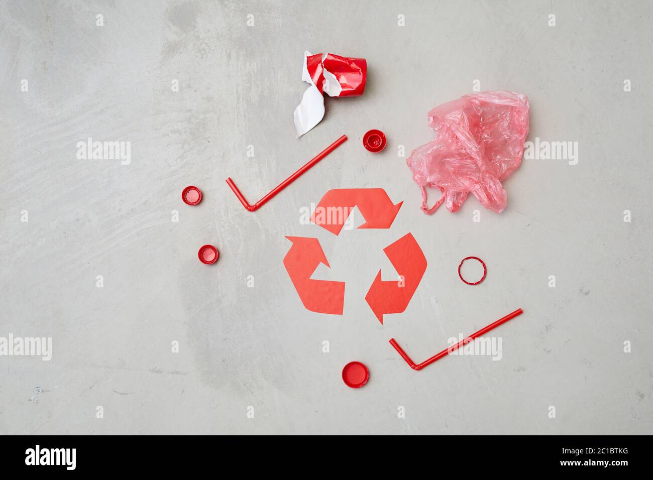 Bild des Mülls und Recycling-Symbol auf grauem Hintergrund isoliert Stockfoto