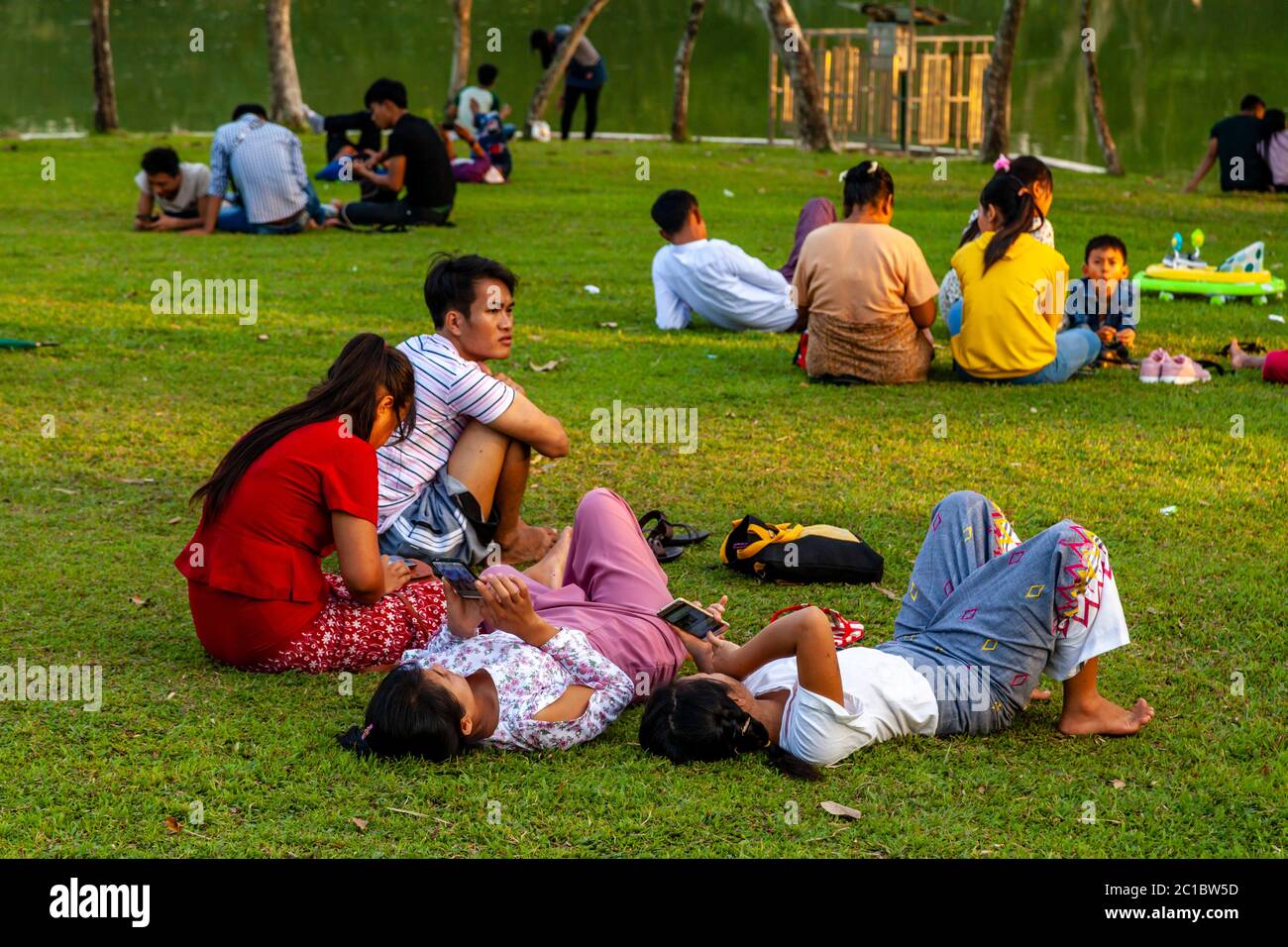 Junge Burmesen sitzen in EINEM Park, Yangon, Myanmar. Stockfoto