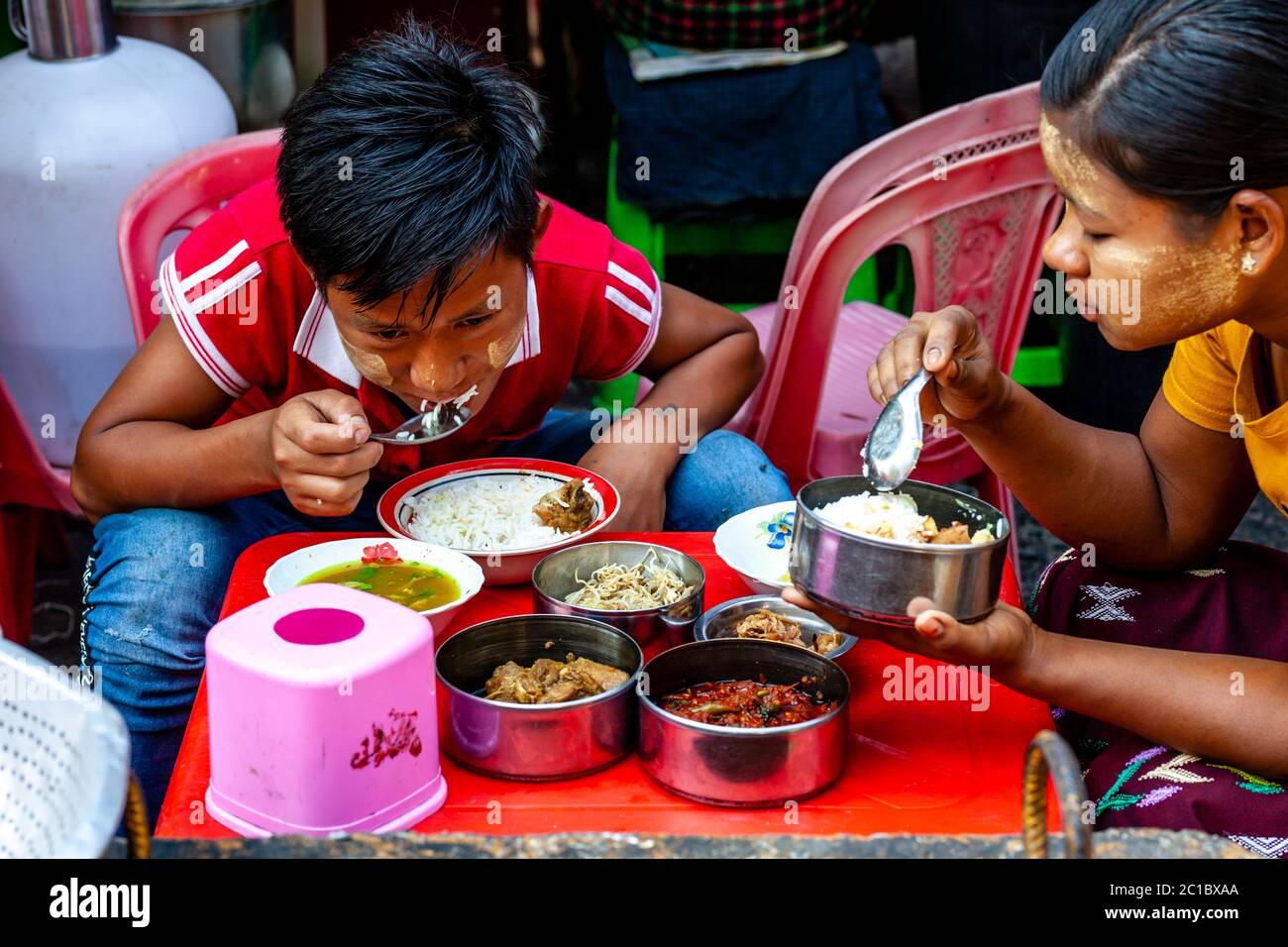 Junge Menschen Essen Street Food, Yangon, Myanmar. Stockfoto