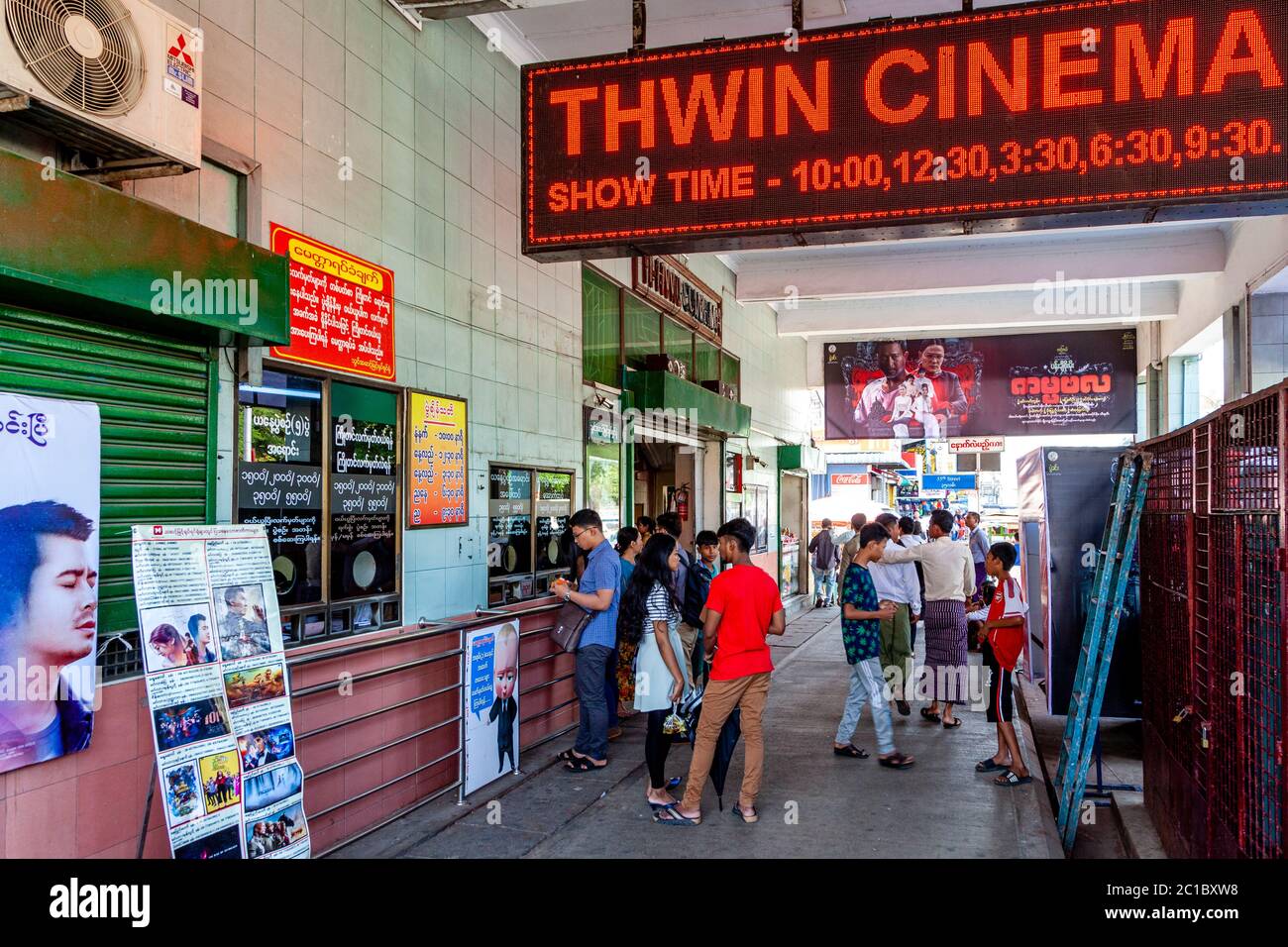 Lokale Leute Kaufen Kinokarten Im Thwin Kino, Yangon, Myanmar. Stockfoto