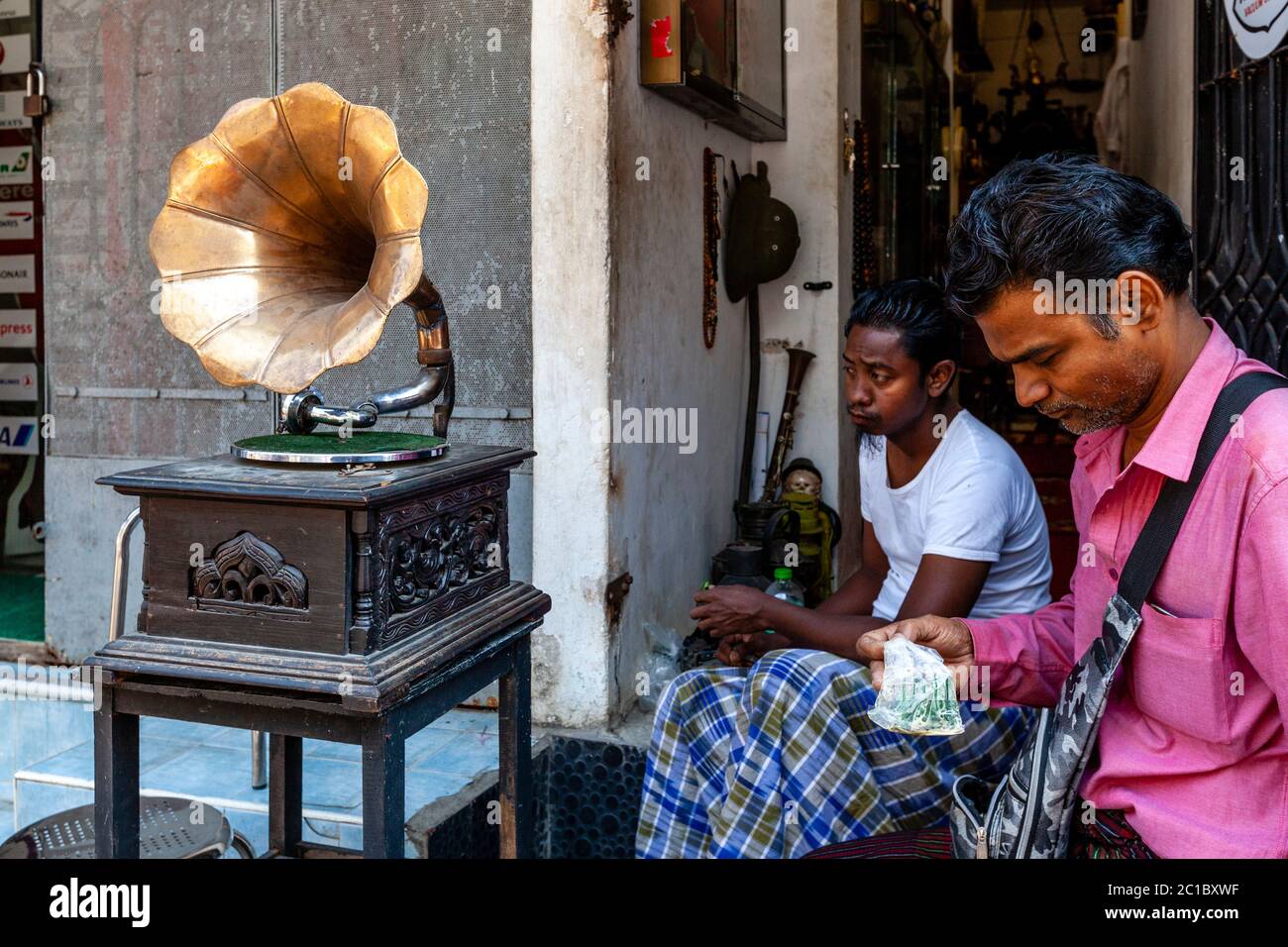 Burmesische Menschen Vor Einem Antiquitätenladen, Yangon, Myanmar. Stockfoto