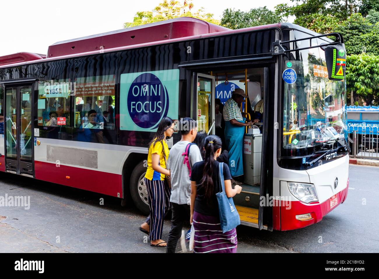 Einheimische Busanfahrt, Yangon, Myanmar. Stockfoto