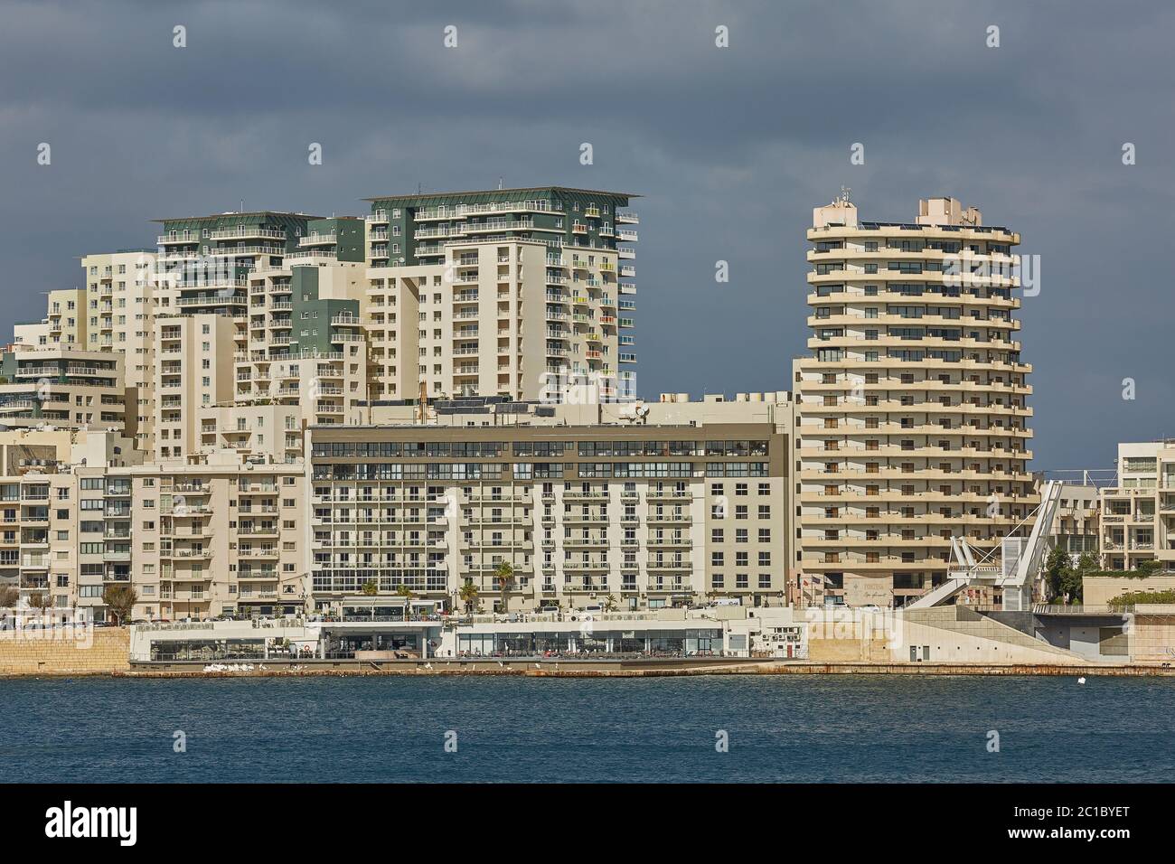 Wohn- und Geschäftsgebiet an der Küste von Valletta in Malta Stockfoto