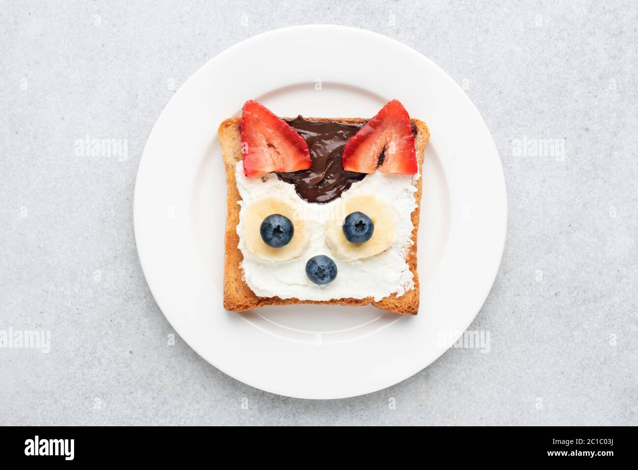 Lustige Frühstück Toast für Kinder geformt wie niedliche Katze. Animal Food Art Sandwich für Kinder. Isoliert Stockfoto