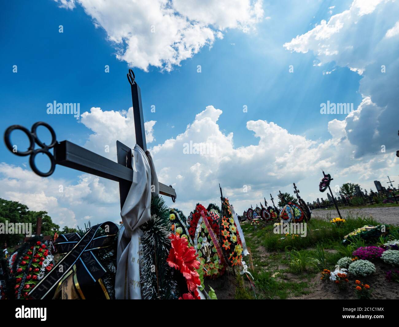 Gräber auf einem orthodoxen Friedhof in Boryspil Stadt, Ukraine Stockfoto