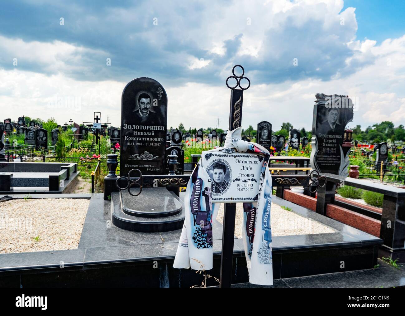 Gräber auf einem orthodoxen Friedhof in Boryspil Stadt, Ukraine Stockfoto