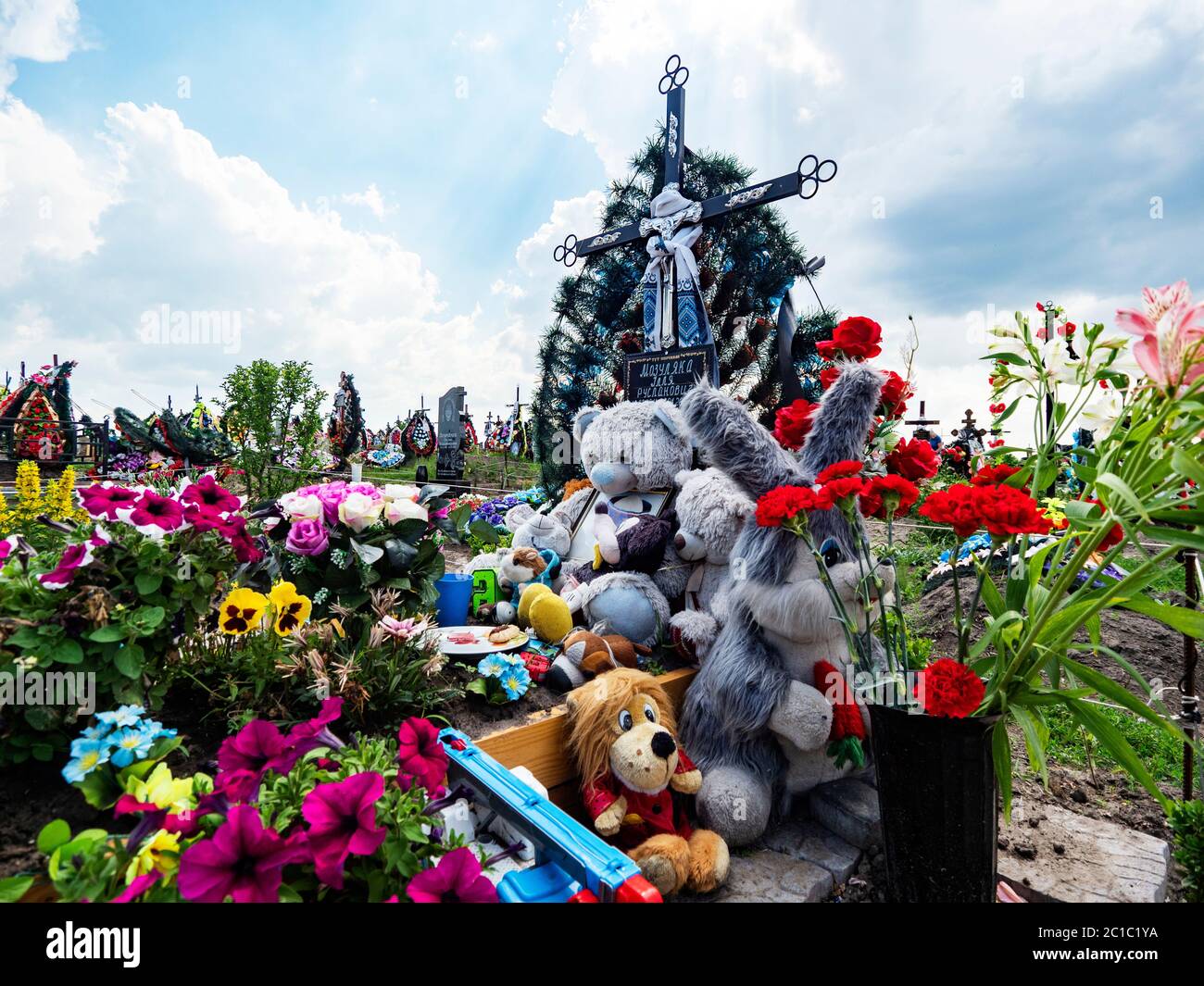 Gräber auf einem orthodoxen Friedhof in Boryspil Stadt, Ukraine Stockfoto