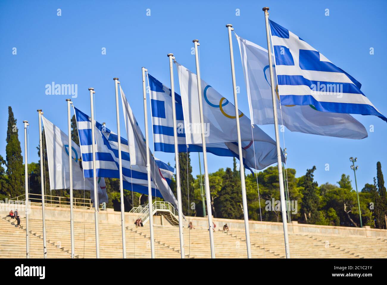 Olympische und griechische Flaggen im Panathenaic Olympiastadion. Athen, Griechenland Stockfoto