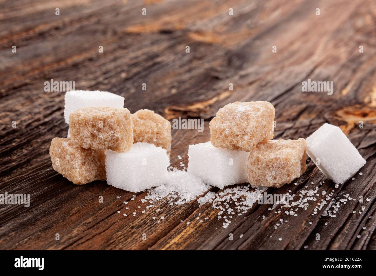 Braune und weiße crystal Würfel Zucker. Stockfoto
