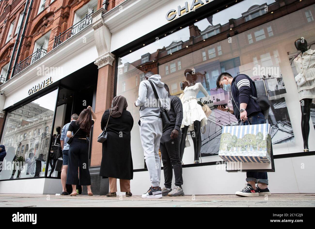 Allgemeine Ansichten von Käufern außerhalb von Chanel in der Sloane Street heute, da in der Gegend mehr als drei Viertel der Geschäfte nach monatelanger Planung wieder geöffnet werden. Stockfoto