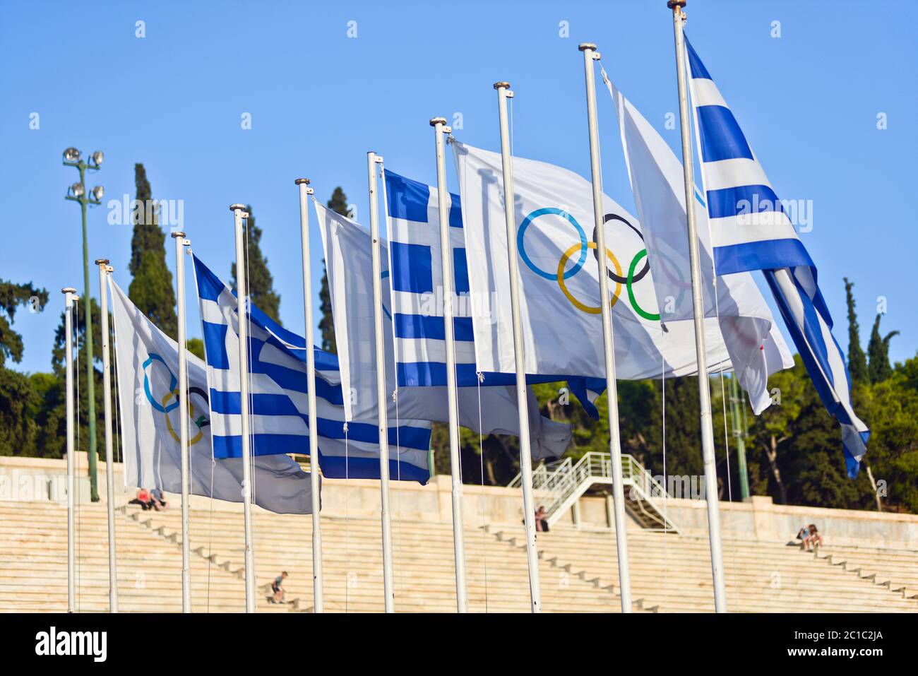 Olympische und griechische Flaggen im Panathenaic Olympiastadion. Athen, Griechenland Stockfoto