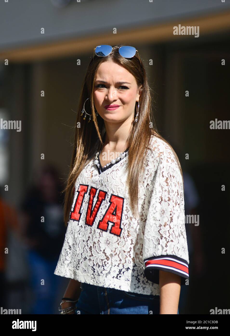 Italienische Frau in der Via Sparano da Bari. Bari, Italien Stockfoto