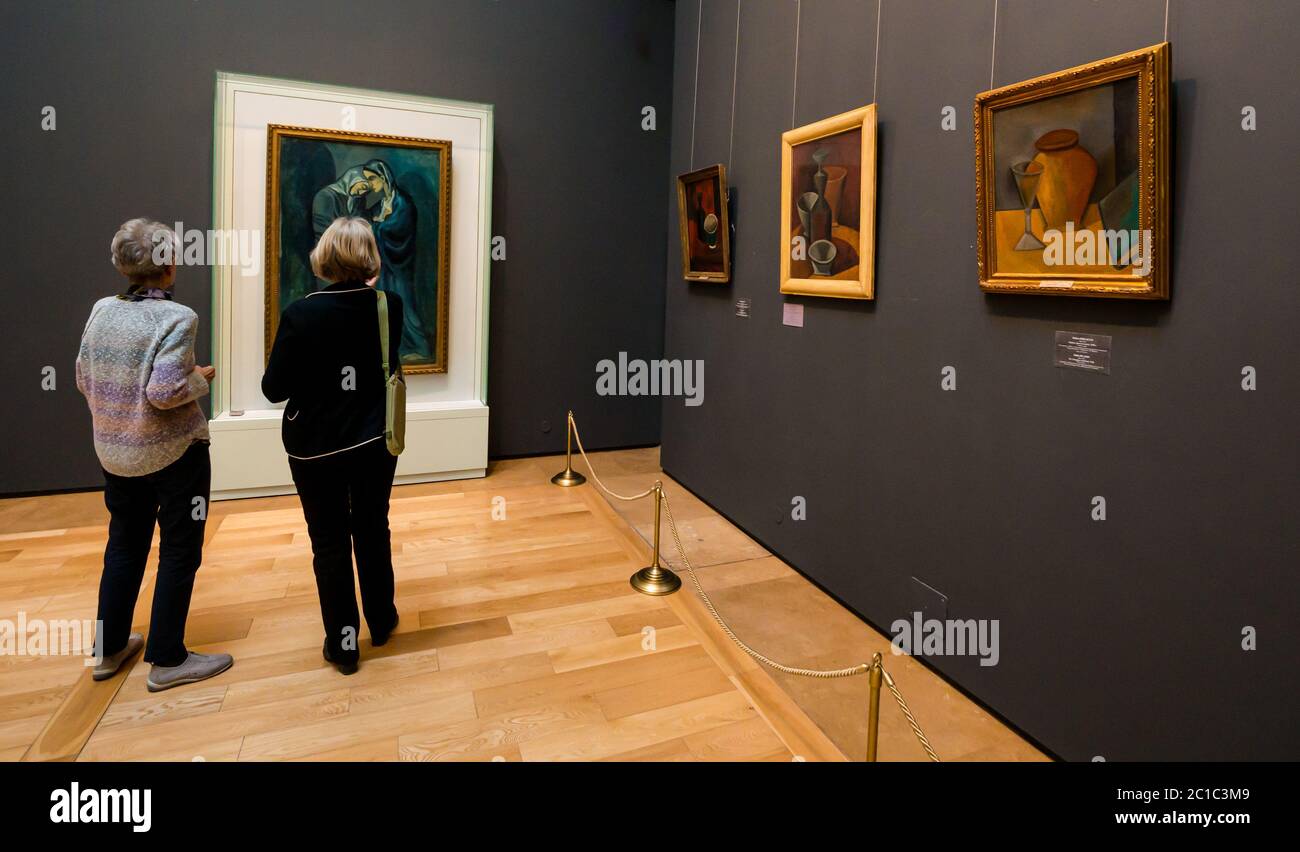 Frauen betrachten zwei Schwestern das Gemälde von Pablo Picasso in der Kunstgalerie, Hermitage Museum, General Staff Building, St. Petersburg, Russland Stockfoto