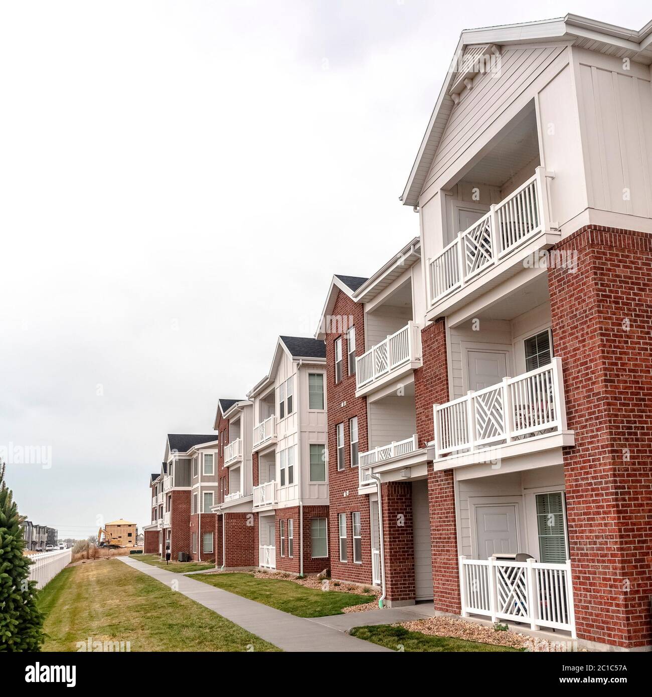 Quadratischer Blick auf einen modernen Apartmentkomplex Stockfoto