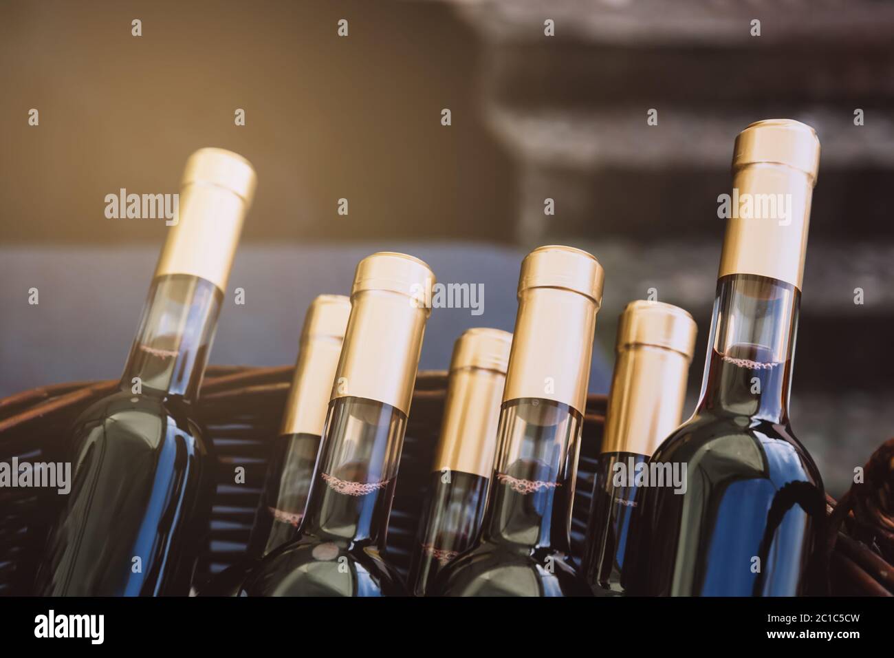 Flaschen Rotwein im Korb. Weinflaschen vor dem Verkauf. Platz für Text kopieren. Stockfoto