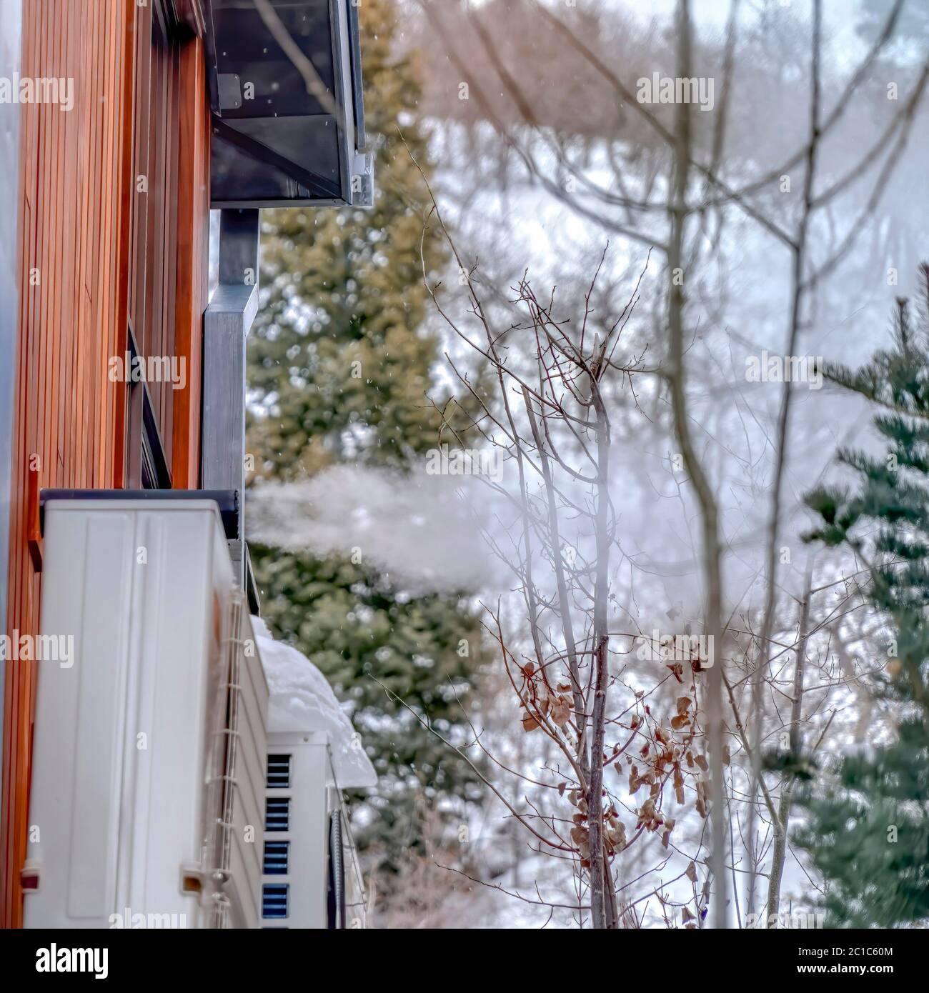 Quadratischer Rahmen Außenwand des Hauses mit Klimaanlage und Rohr, das Dampf abbläst Stockfoto