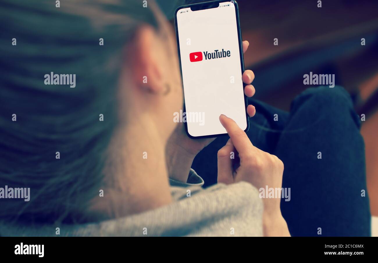 KIEW, UKRAINE-JANUAR, 2020: YouTube auf Smartphone-Bildschirm. Junges Mädchen zeigt oder Texting Handy während einer Pandemie Selbstisolation und Coronavirus-Prävention. Stockfoto