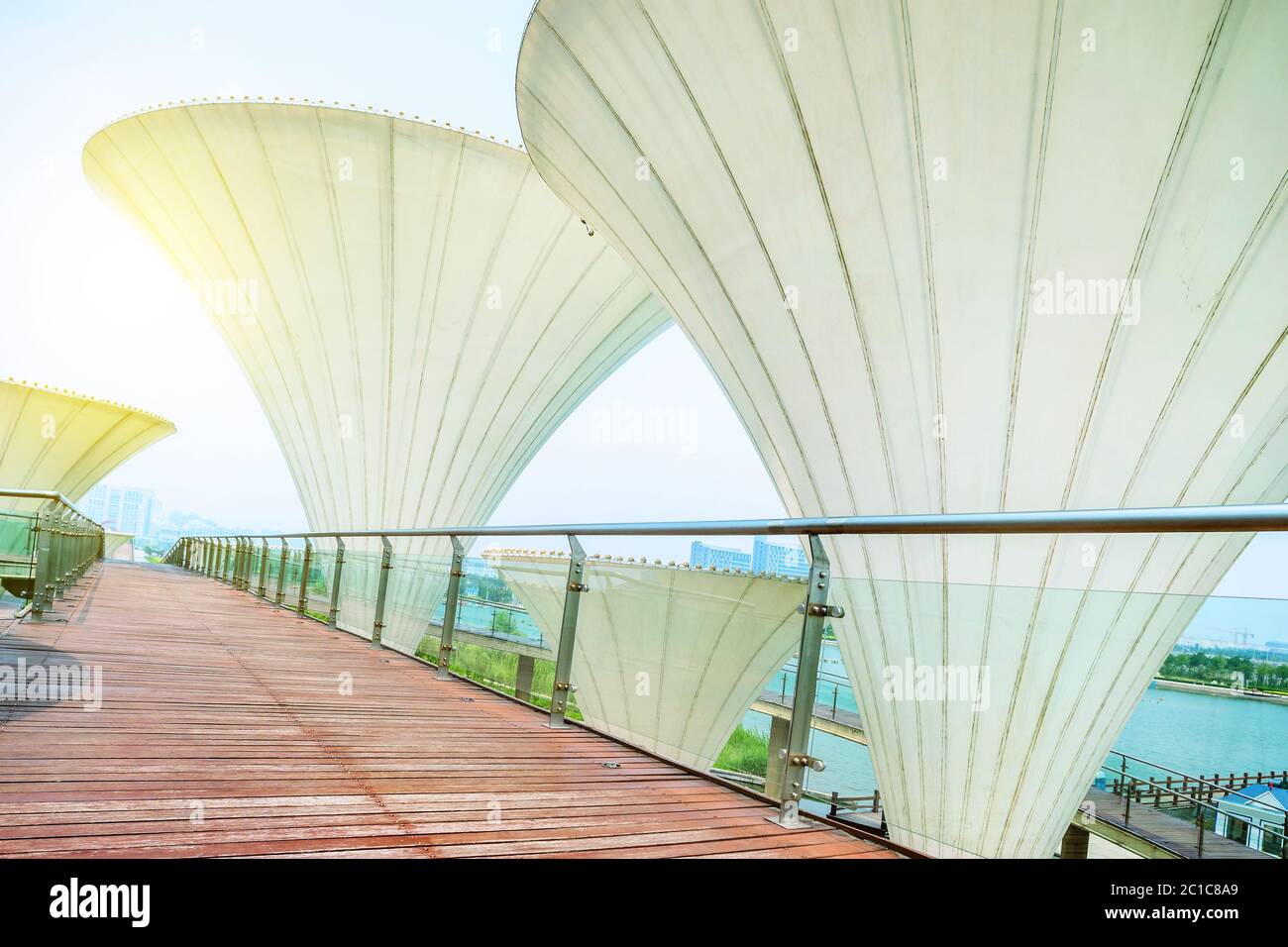 Plattform Brücke und pilzförmige Lampen Stockfoto