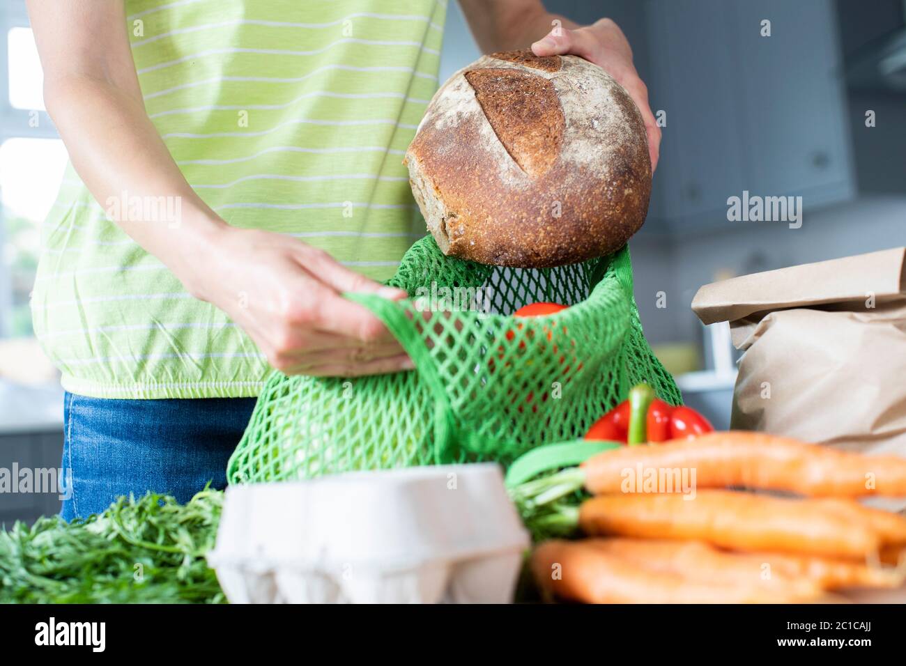 Nahaufnahme Der Frau Auspacken Lokaler Lebensmittel In Zero Waste Verpackung Aus Tasche Stockfoto