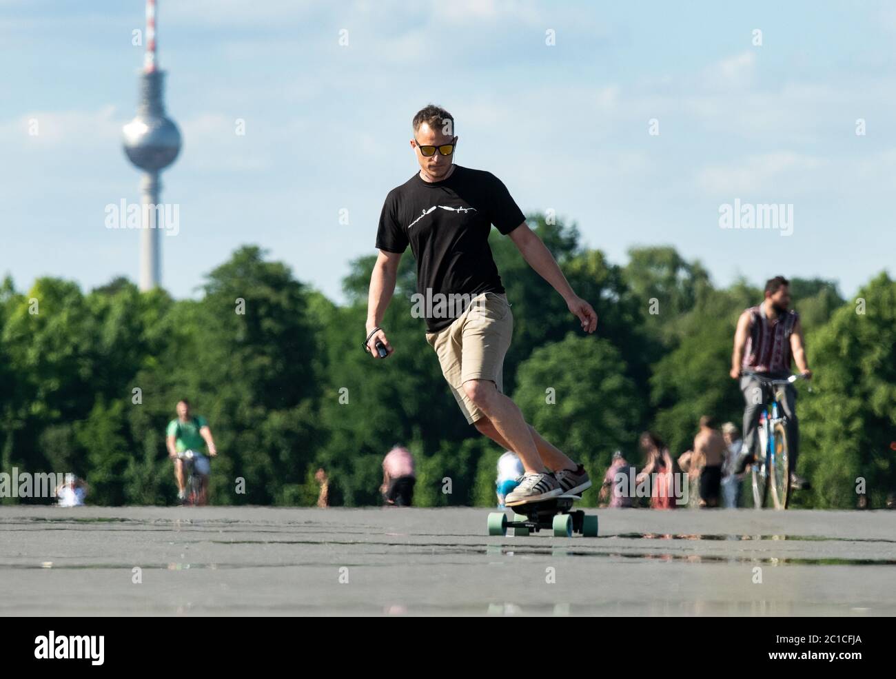 Berlin, Deutschland. Juni 2020. Ozan aus Berlin fährt auf einem E-Skateboard  auf dem Tempelhofer Feld. Im Hintergrund sieht man den Fernsehturm. Quelle:  Bernd von Jutrczenka/dpa/Alamy Live News Stockfotografie - Alamy