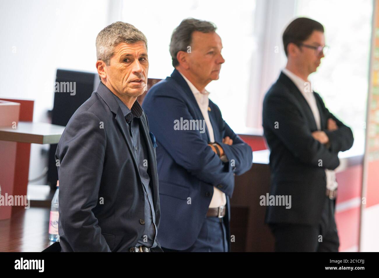 Kaiserlautern, Deutschland. Juni 2020. Markus Merk (l), Vorsitzender des FCK-Beirats und stellvertretender Aufsichtsratsvorsitzender des 1 FC Kaiserslautern e.V., zusammen mit Rainer Kessler (M), stellvertretender Vorsitzender des Beirats, bei der Pressekonferenz zum Insolvenzantrag des 1 FC Kaiserslautern. Am Morgen reichte der Verein aus eigener Initiative einen Antrag auf Eröffnung eines Insolvenzverfahrens ein. Quelle: Oliver Dietze/dpa/Alamy Live News Stockfoto