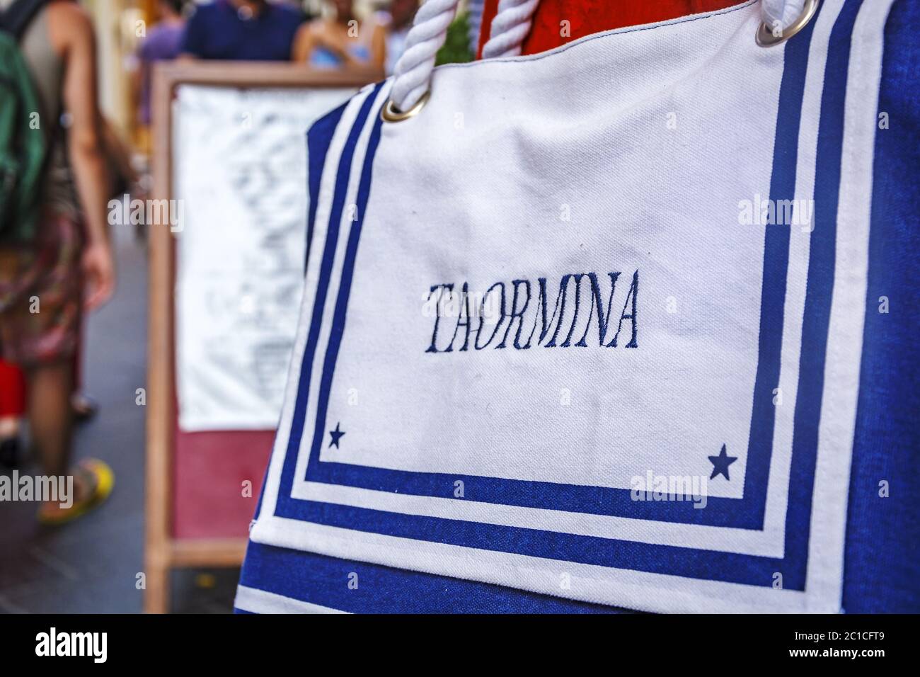 Nahaufnahme einer weißen Tasche mit der Aufschrift Taormina oben angenäht Stockfoto