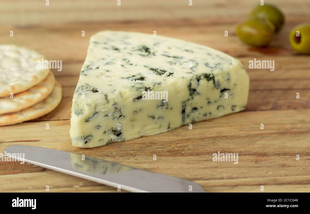 Blau geäderter Stilton-Käse auf Holzbrett Stockfoto